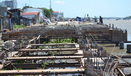 Dự án Xây dựng kè sông Tiền - phường 2 đang trong quá trình thi công.