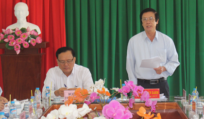 Secretary of the Provincial Party Committee Nguyen Van Danh speaks at the working session with Tan Phu Dong district. Photo: MINH THANH