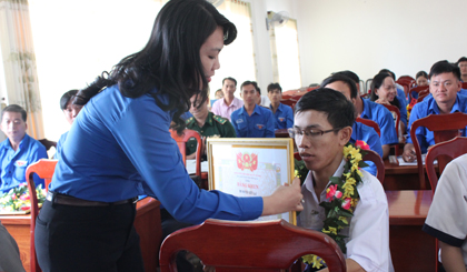 Đồng chí Nguyễn Thị Uyên Trang, Bí thư Tỉnh đoàn tuyên dương thanh niên khuyết tật vượt khó