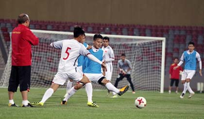 Park Hang-seo (right) and his Vietnamese players are determined for a win against Jordan.