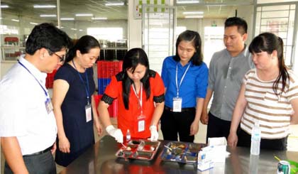 The interdisciplinary inspection checks refrigerated meat and fish. Photo: thtg.vn