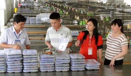 The delegation checks a food preparation for workers. Photo: thtg.vn