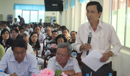 Chủ tịch UBND huyện Gò Công Tây Đinh Tấn Hoàng giải đáp kiến nghị của HTX Giao thông - Vận tải Gò Công Tây.
