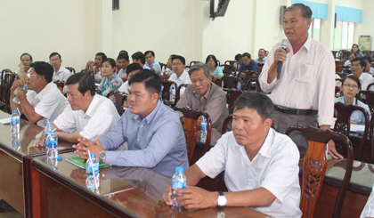 Giám đốc HTX Rau an toàn Gò Công Nguyễn Văn An nêu kiến nghị tại hội nghị.