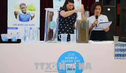 The Programme “Clean drinking water for children” is launched in Long Xuyen city, An Giang province. (Photo: VNA)