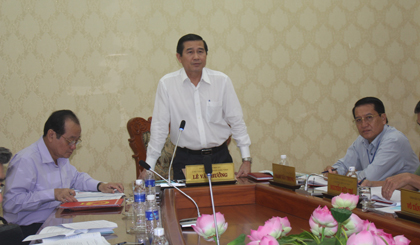  Chairman of the PPC Le Van Huong speaks at the meeting. Photo: MINH THANH
