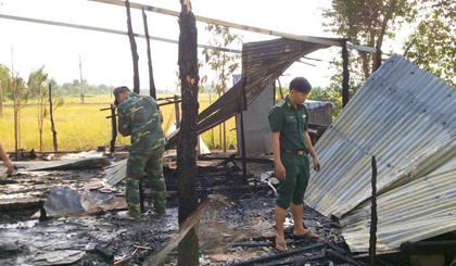 Hiện trường 2 căn nhà bị cháy hoàn toàn do chập điện, xảy ra ngày 26-3 tại xã Kiểng Phước, huyện Gò Công Đông.
