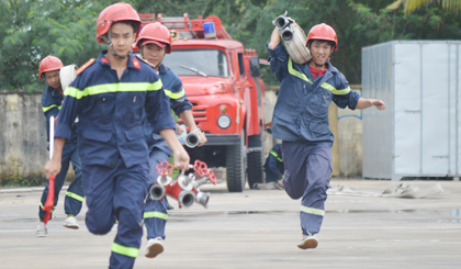 Lực lượng chữa cháy chuyên nghiệp tích cực tập luyện, làm tốt nhiệm vụ được giao.