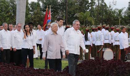 General Secretary of the Communist Party of Vietnam Central Committee Nguyen Phu Trong and Raul Castro Ruz, First Secretary of the Communist Party of Cuba Central Committee and President of the Council of State and the Council of Ministers of Cuba, pays tribute to Fidel Castro at the late leader's tomb in Santiago de Cuba on March 30 (Photo: VNA)
