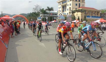 Cyclists participated the 2018 Ho Chi Minh City Television Cycling Tournament on March 30 (Photo: VNA)