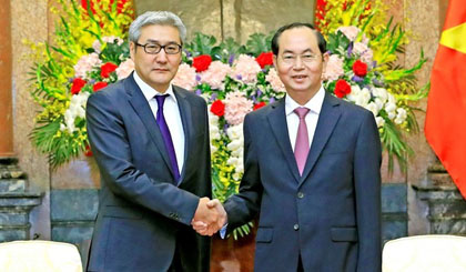 President Tran Dai Quang (R) shakes hands with Amarjargal Gansukh, Secretary of the National Security Council of Mongolia (Photo: VNA)