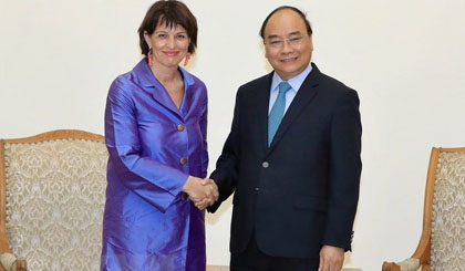 Prime Minister Nguyen Xuan Phuc welcomes head of Switzerland’s Federation Department of Environment, Transport, Energy and Communication Doris Leuthard (Photo: VNA)