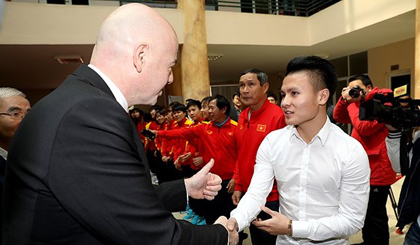 Chủ tịch FIFA Gianni Infantino bắt tay Quang Hải trong chuyến thăm Việt Nam mới đây. Ảnh: MINH HOÀNG