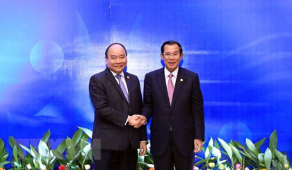 PM Nguyen Xuan Phuc (left) meets with his Cambodian counterpart Samdech Techno Hun Sen on the sidelines of the third Mekong River Commission Summit in Siam Reap on April 4. (Photo: VNA)