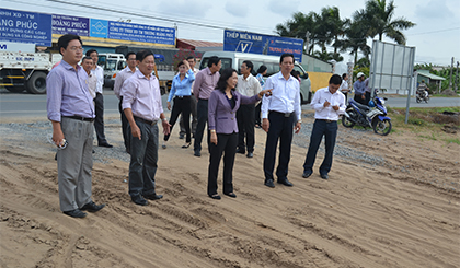 The delegation conducted a survey on the progress of construction of the extended Nguyen Trai road and two residential areas along the road, the extended Nguyen Trong Dan and residential areas along the Nguyen Trong Dan bridge. Photo: THU HOAI