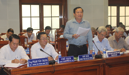 Chủ tịch UBND TX. Gò Công Nguyễn Hữu Lợi báo cáo về tình hình thực hiện nhiệm vụ.