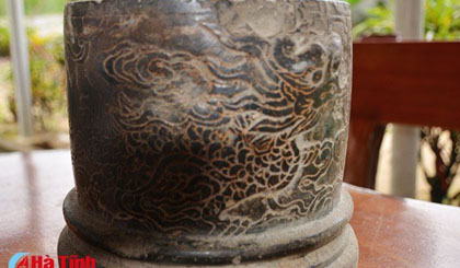 A museum in central Ha Tinh province has announced the discovery of an incense holder dating back to the 19th century (Photo: baohatinh.vn)  