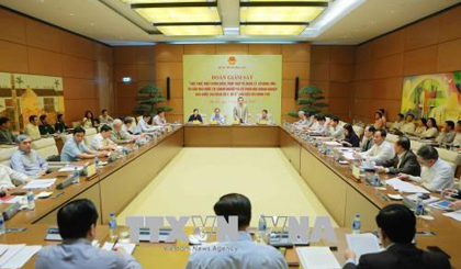  Vice Chairman of the NA Phung Quoc Hien chairs the working session (Source: VNA)
