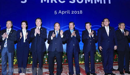 PM Nguyen Xuan Phuc (fourth from the left) and other participants at the summit (Source: VNA)