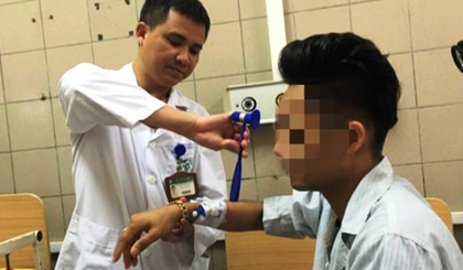 BS Nguyễn Trung Nguyên đang thăm khám cho bệnh nhân nam bị rối loạn vận động vì hít bóng cười quá nhiều