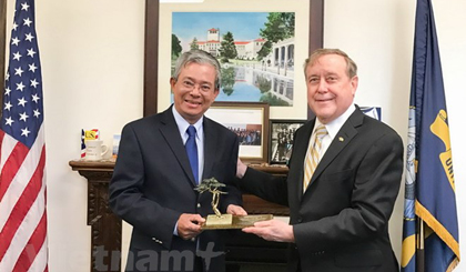 NPS President Ronald Route (R) presents a keepsake to Vietnamese Ambassador to the US Pham Quang Vinh (Photo: VNA)