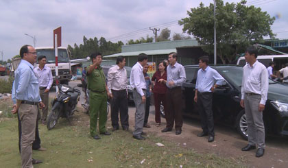 Chairman of Tien Giang People's Committee and functional departments check the actual situation in Long Giang Industrial Park. Photo: thtg.vn
