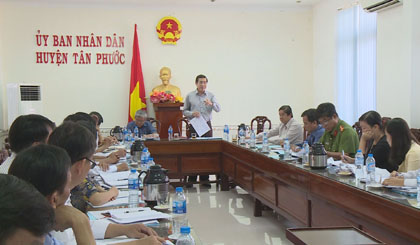  Chairman of the PPC Le Van Huong speaks at the working session. Photo: thtg.vn