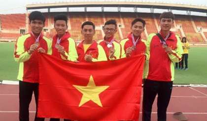 Vietnamese athletes celebrate winning medals at the SEA Junior Athletics Championships. (Photo vnecdn.net​)