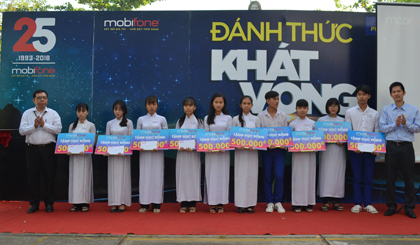 Giám đốc Mobifone Tiền Giang trao học bổng cho các em có hoàn cảnh khó khăn.