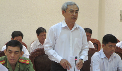 Ảnh: Chủ tịch UBND TX. Cai Lậy Hà Thanh Hữu báo cáo quá trình giải quyết khiếu nại của bà Nguyễn Thị Dẫn.