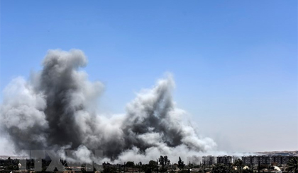Khói bốc lên sau một cuộc không kích ở Syria. Nguồn: AFP/TTXVN