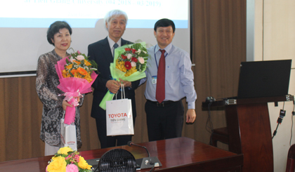 TS. Lê Quang Trí - Phó Hiệu trưởng nhà trường tặng hoa cho giáo sư