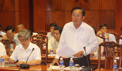 Chủ tịch UBND TP. Mỹ Tho Nguyễn Văn Hồng báo cáo về tiến độ thực hiện các công trình.