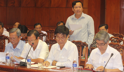 Chủ tịch UBND TX. Gò Công Nguyễn Hữu Lợi báo cáo về tiến độ thực hiện các công trình.