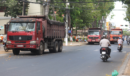 Nhà thầu điều các phương tiện đến để tiến hành trải lại nhựa đường Nguyễn Trãi.