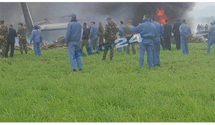 Lực lượng cứu hộ có mặt tại hiện trường, chiếc phi cơ vẫn bốc cháy. Ảnh: ALG24.