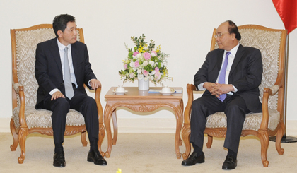 Prime Minister Nguyen Xuan Phuc and ROK Ambassador Lee Hyuk