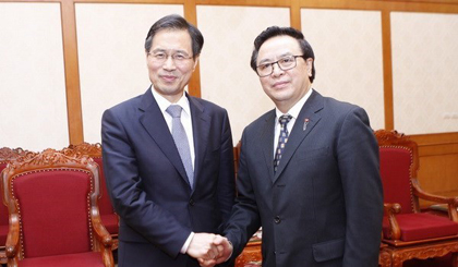 Chairman of the Communist Party of Vietnam Central Committee’s Commission for External Relations Hoang Binh Quan (R) shakes hands with Park Ro-byug, Secretary General of the International Conference of Asian Political Parties (Photo: VNA)