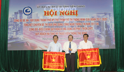  Phó Chủ tịch UBND tỉnh Trần Thanh Đức trao Cờ thi đua của UBND tỉnh cho 2 tập thể.