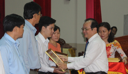 Phó Chủ tịch UBND tỉnh Trần Thanh Đức trao bằng khen của Chủ tịch UBND tỉnh cho các tập thể.
