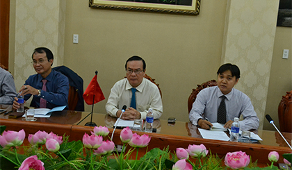 Phó Chủ tịch UBND tỉnh Phạm Anh Tuấn trao đổi với Đoàn về dự án sản xuất lốp xe tại khu công nghiệp Long Giang