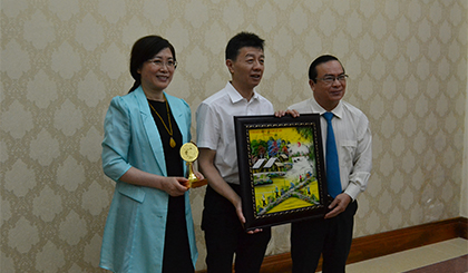 Phó Chủ tịch UBND tỉnh Phạm Anh Tuấn tặng quà lưu niệm cho ngài Chen Yan - Thị trưởng TP. Qúy Dương 