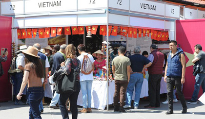 Không gian văn hóa Việt Nam thu hút nhiều bạn bè sở tại và quốc tế. (Ảnh: Việt Hùng/Vietnam+)