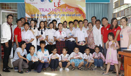 Nhóm Tình nguyện viên của anh Đăng tổ chức trao học bổng cho các em học sinh nghèo, hiếu học. 