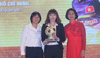 Kieu Trinh (M) at the award ceremony of Vietnam's golden ball 2017 -Photo: SGGP