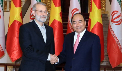 Prime Minister Nguyen Xuan Phuc shakes hands with Speaker of the Parliament of Iran Ali Ardeshir Larijani in their meeting in Hanoi on April 16. (Photo: VNA)