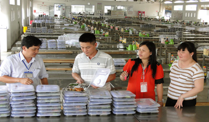 Checking a food preparation for workers. Photo: thtg.vn