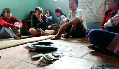 Các con bạc đánh bài tại xã Hòa Khánh, huyện Cái Bè, tỉnh Tiền Giang.