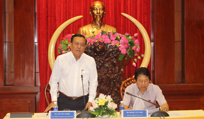 Phó Chủ tịch UBND tỉnh Lê Văn Nghĩa phát biểu tại buổi làm việc.