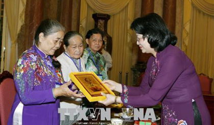 Phó Chủ tịch nước Đặng Thị Ngọc Thịnh tặng tranh chân dung Chủ tịch Hồ Chí Minh cho các đại biểu. Ảnh: Nguyễn Dân/TTXVN